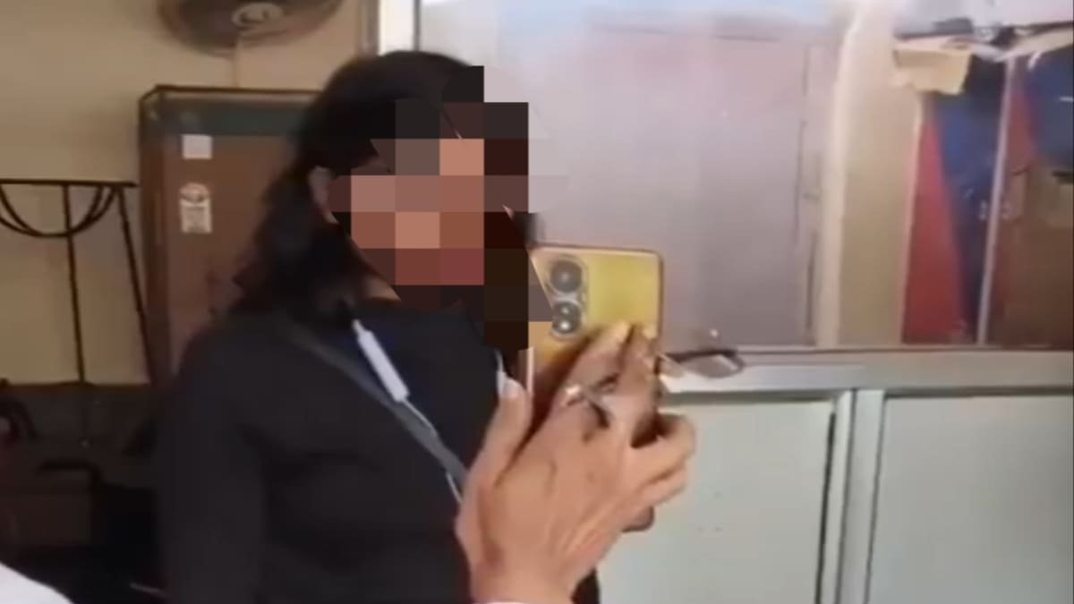 ट्रेन में टीटीई ने मांगा टिकट, लड़की फाड़ने लगी अपने कपड़े, कैमरे में कैद हुआ हाईवोल्टेज ड्रामा