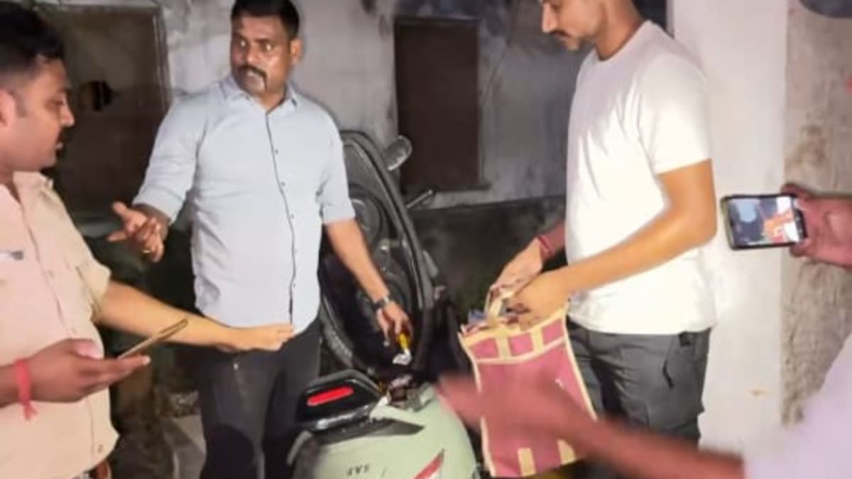 पुलिस को देखते ही स्कूटी छोड़ भागा तस्कर, बरामद हुई 57 पीस अवैध शराब!