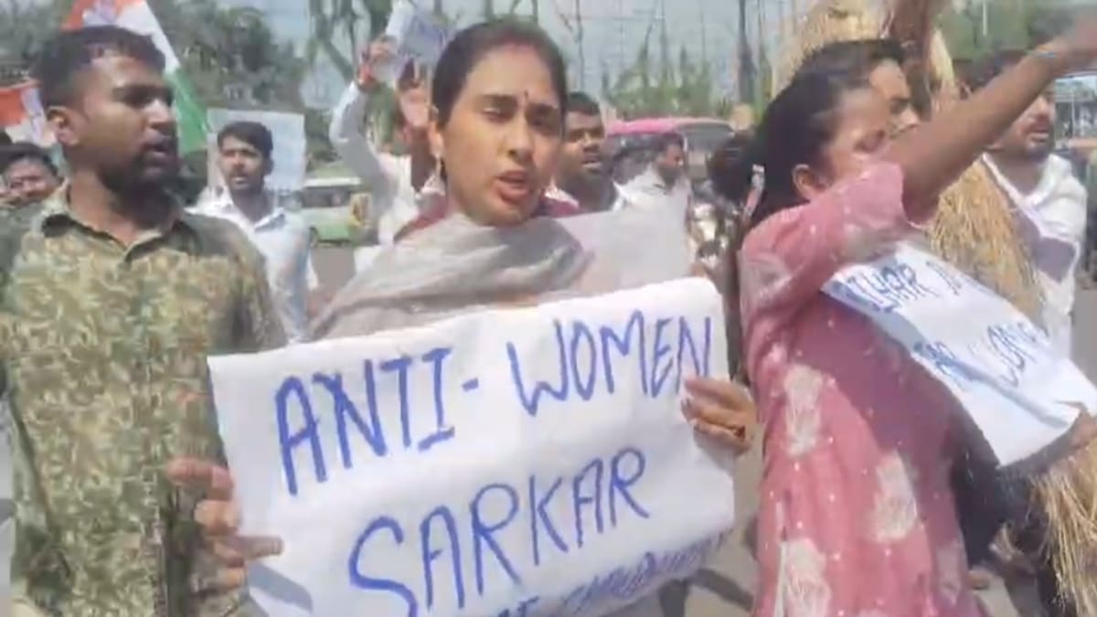 जमुई की घटना पर पटना में कांग्रेस महिला कार्यकर्ताओं ने सम्राट सरकार के खिलाफ किया प्रदर्शन, पुतला दहन