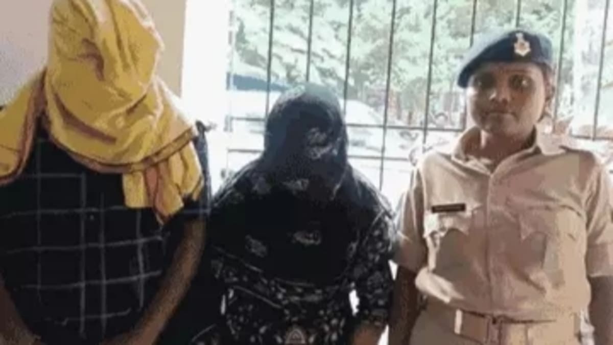 मुजफ्फरपुर में दीवार के अंदर सुरंग बनाकर चल रहा था स्मैक का अवैध कारोबार, महिला समेत दो तस्कर गिरफ्तार