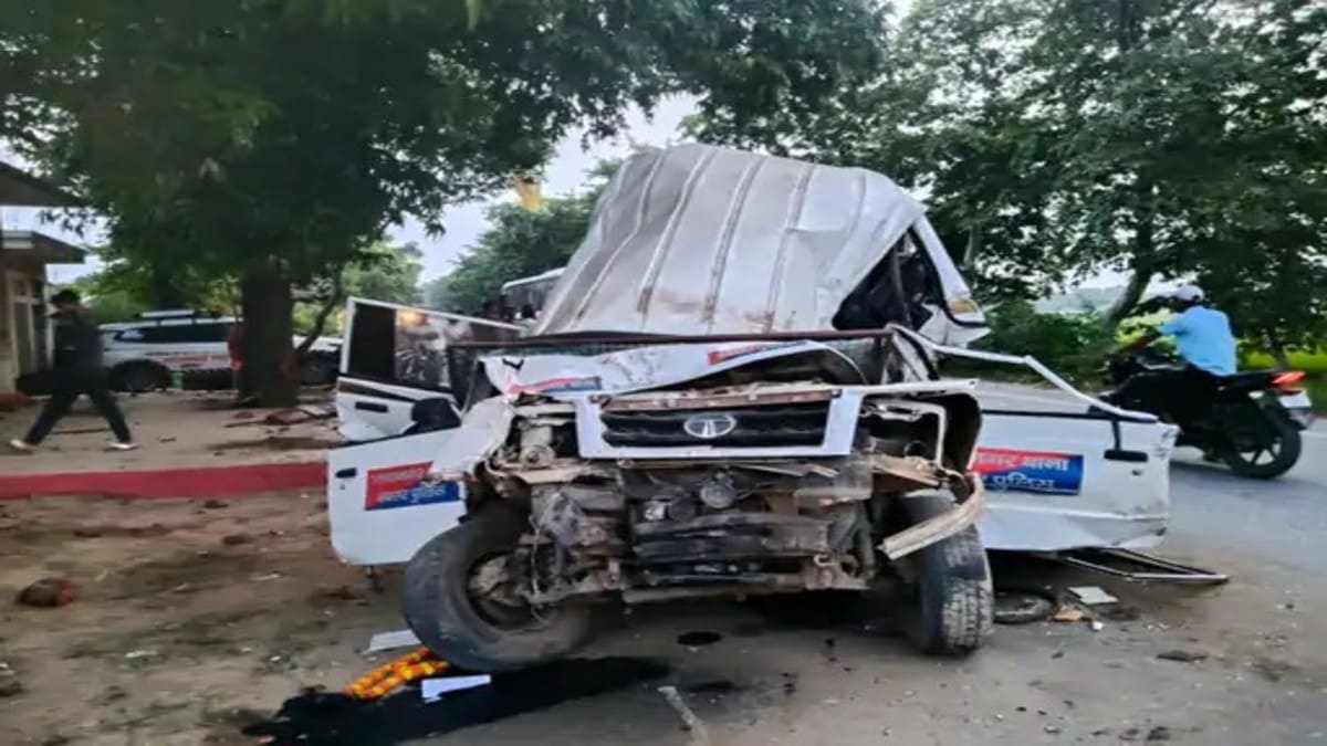 बक्सर में तेज रफ्तार अनियंत्रित ट्रक ने पुलिस गश्ती गाड़ी को रौंदा, गैस कटर से निकालने पड़े SI