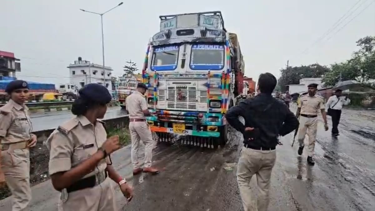 NH किनारे खड़े 50 से अधिक ट्रकों पर प्रशासनिक कार्रवाई, 2 लाख से ज्यादा का जुर्माना वसूला
