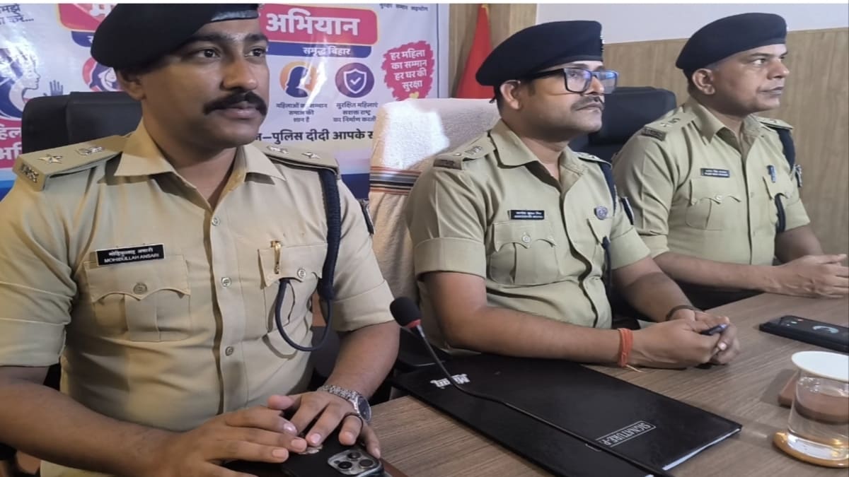मुजफ्फरपुर में पुलिस की सख्त कार्रवाई, अश्लील गानों और भ्रामक सोशल मीडिया पोस्ट पर दो FIR दर्ज