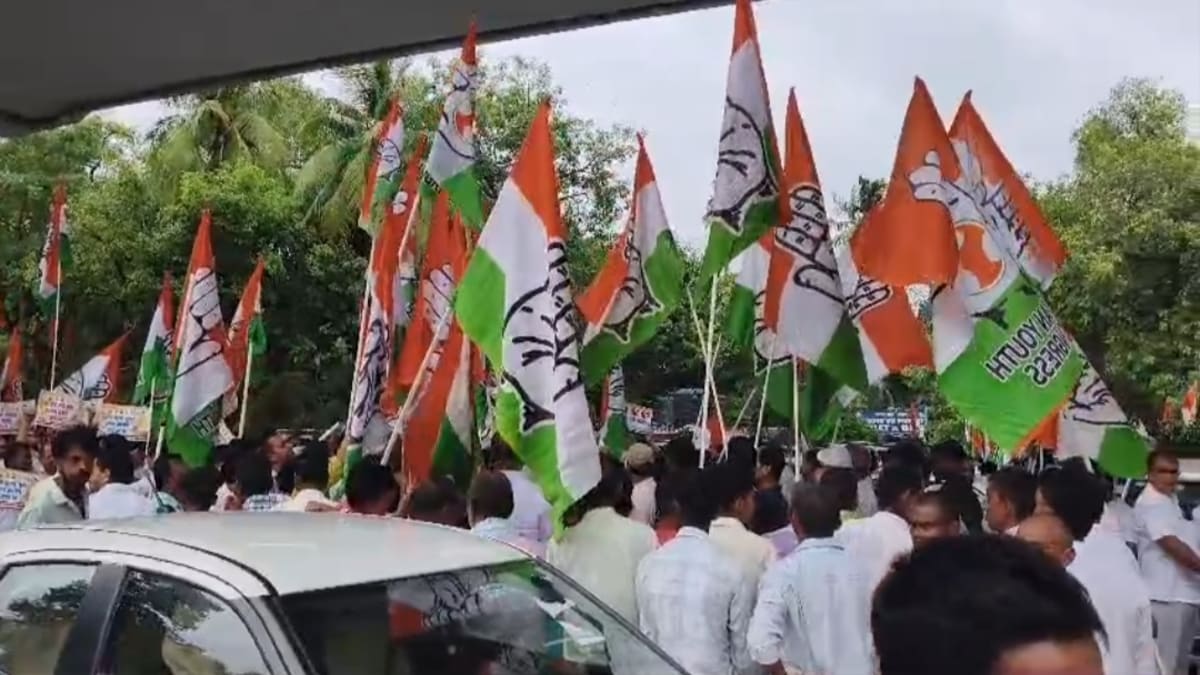 पटना में कांग्रेस का प्रदर्शन, CEC ज्ञानेश कुमार के पुतले के साथ बैरिकेडिंग पर चढ़े कार्यकर्ता, पुलिस ने किया वाटर कैनन का इस्तेमाल