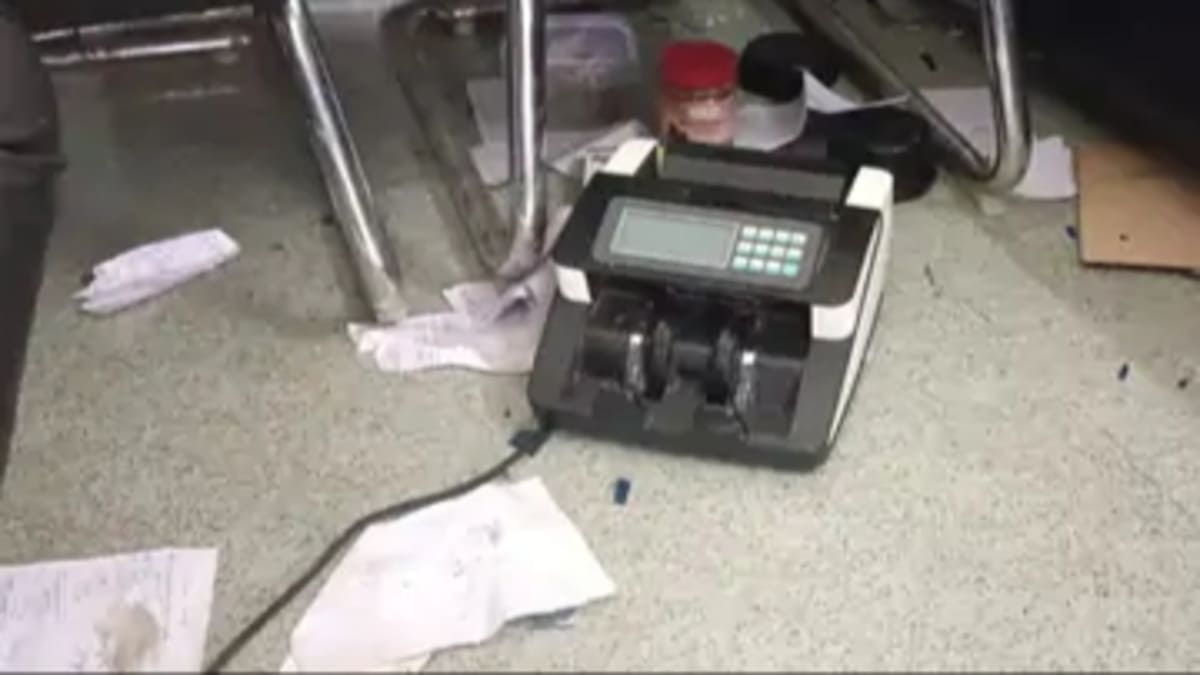 छड़-सीमेंट व्यवसायी से मारपीट कर 15 लाख रुपये लूटे, दुकान में की तोड़फोड़