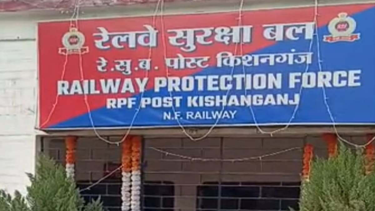 किशनगंज में ATM में तोड़फोड़ करने वाला शातिर चोर रंगेहाथ गिरफ्तार, पैसे सुरक्षित