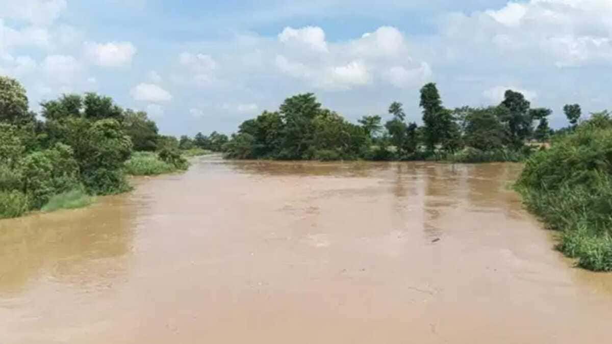 हथियार के साथ पकड़ा गया आरोपी सिपाही को लेकर नदी में कूदा, फिर हुआ लापता