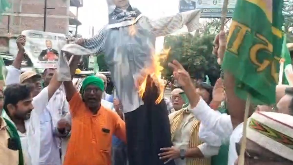 मधुबनी में राजद का प्रदर्शन, मुख्य चुनाव आयुक्त ज्ञानेश कुमार के खिलाफ पुतला दहन और विरोध-प्रदर्शन