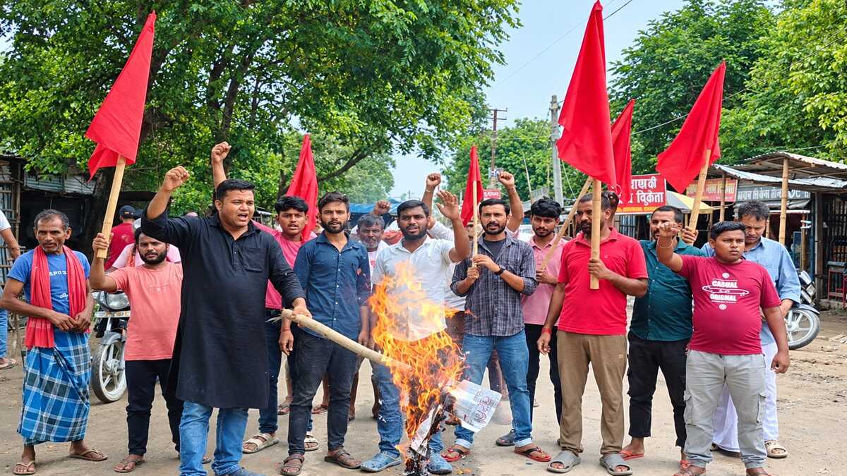 मुख्य चुनाव आयुक्त की बर्खास्तगी को लेकर आइसा का जोरदार प्रदर्शन, PM और ज्ञानेश कुमार का फूंका पुतला