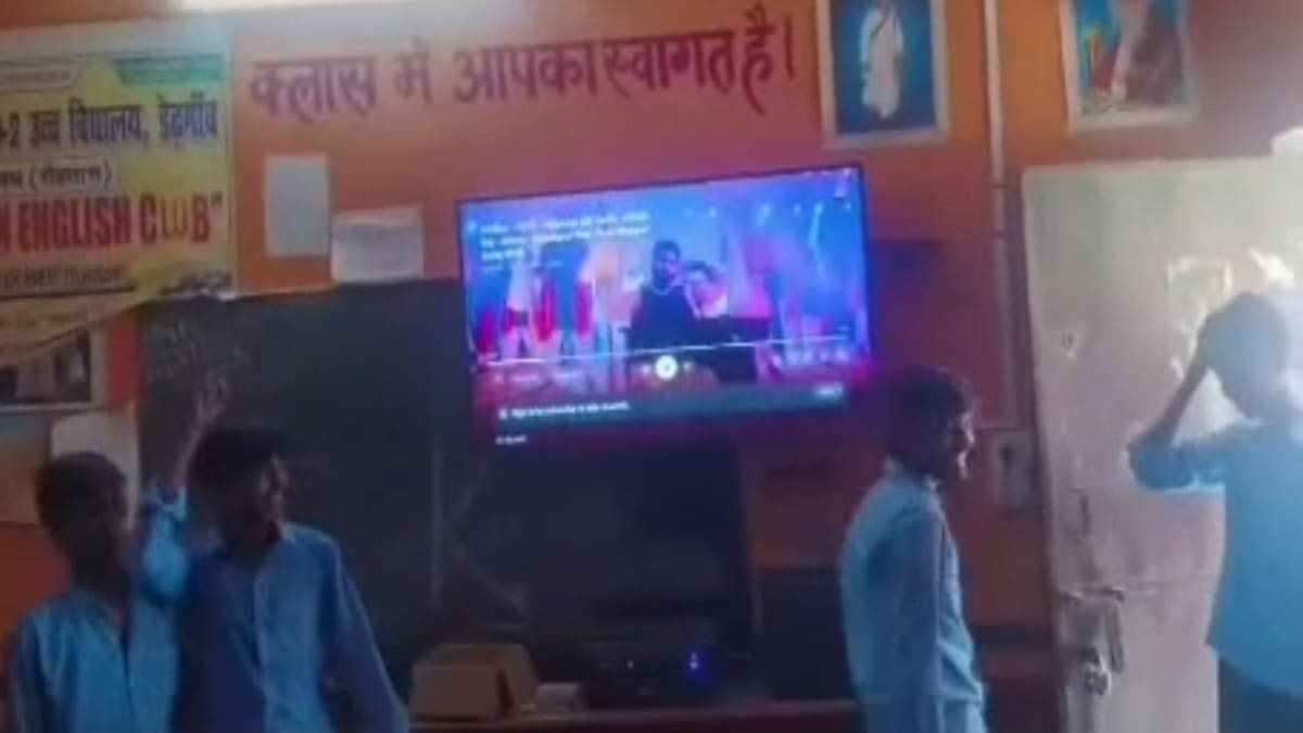 स्मार्ट क्लास में जातिसूचक भोजपुरी गानों पर थिरके छात्र, 14 बच्चे निष्कासित और शिक्षकों पर कसा शिकंजा!