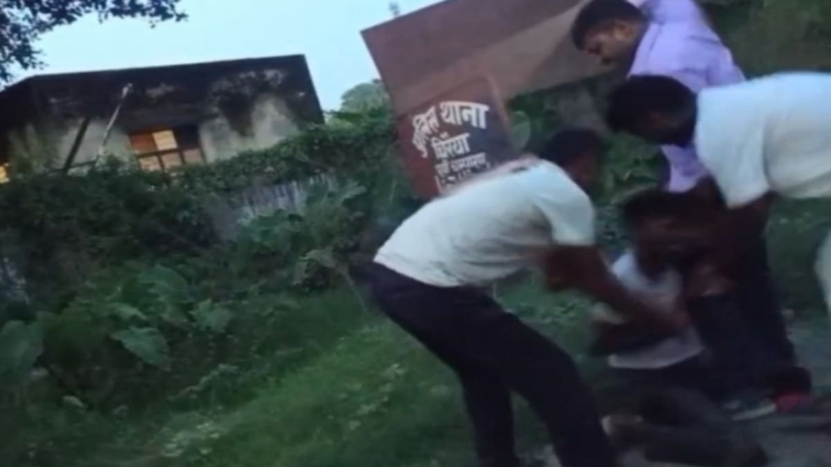 ​मोतिहारी के चिरैया थाने में शराबी युवक की जमकर पिटाई, SI का वीडियो वायरल