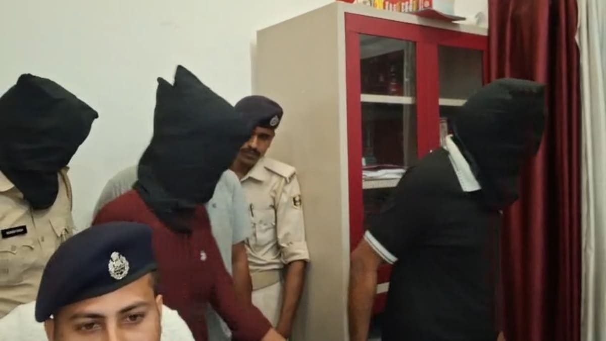 पुलिस की वर्दी पहनकर अवैध वसूली करने वाले 5 फर्जी पुलिसकर्मी गिरफ्तार, हथियार और वाहन बरामद