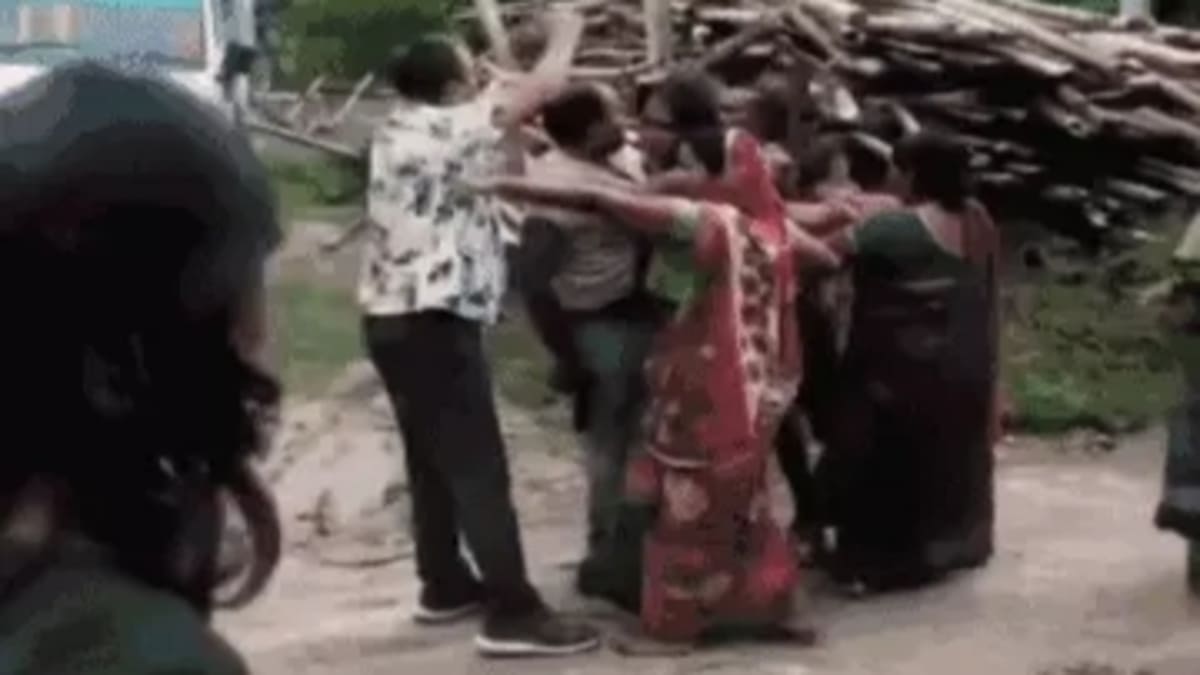 बेगूसराय में खाकी पर हमला, शराब तस्करों को छुड़ाने के लिए पुलिस टीम पर लाठी-डंडे और चप्पलों से धावा