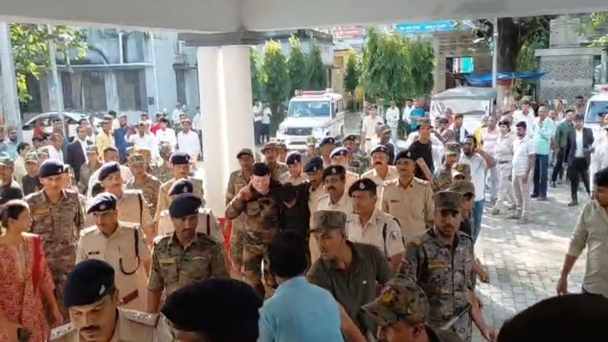 जमुई में 10वीं की छात्रा से छेड़छाड़ मामला, मुख्य आरोपी नंदन यादव कड़ी सुरक्षा के बीच कोर्ट में पेश