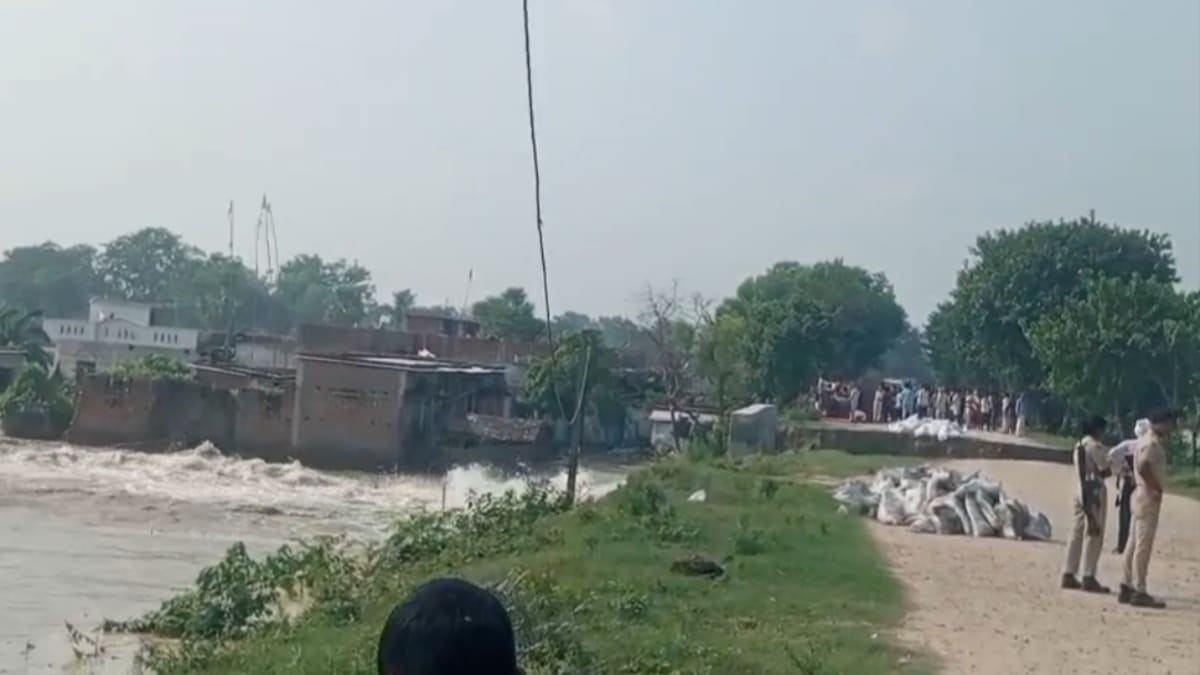 सारण में गंडक नदी का कहर, मकेर में तटबंध टूटने से दर्जनों गांवों में घुसा बाढ़ का पानी, प्रशासन मुस्तैद