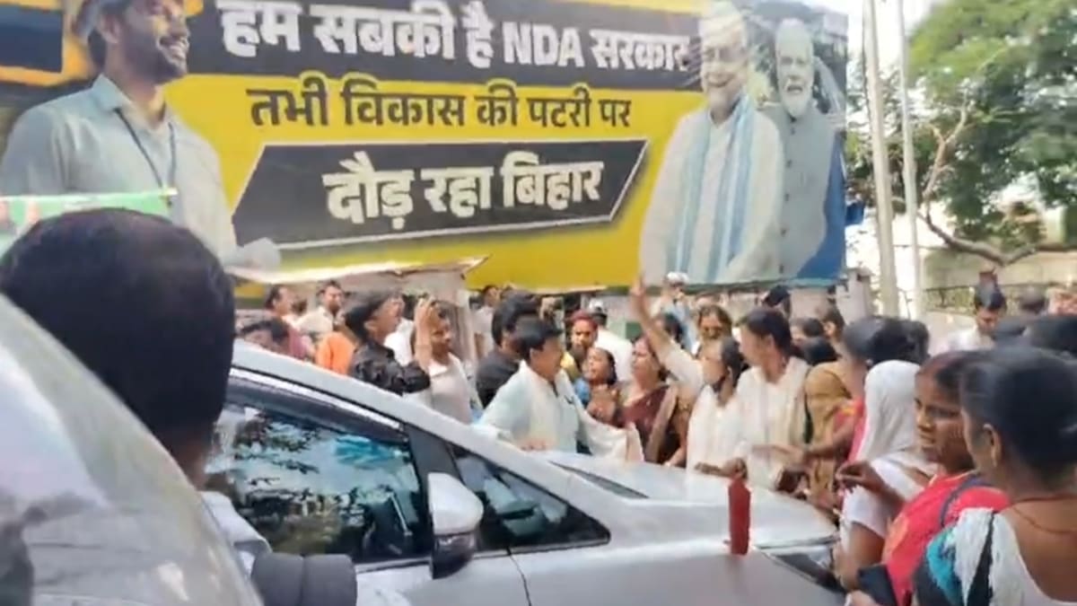 स्वास्थ्य कर्मियों और अभ्यर्थियों का जदयू कार्यालय के बाहर जोरदार प्रदर्शन, मंत्री की गाड़ी को घेरा