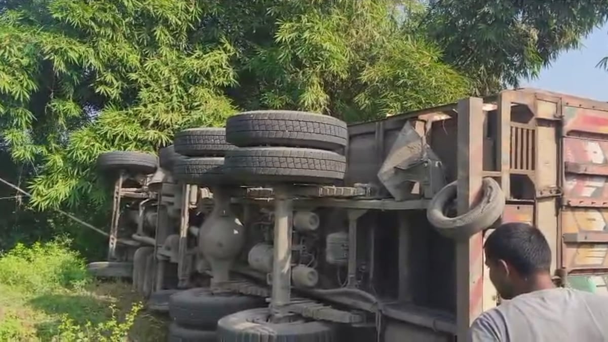 सड़क हादसा में कोयला लदा अनियंत्रित ट्रक पलटने से चालक की मौत, गोपालगंज का रहने वाला था मृतक
