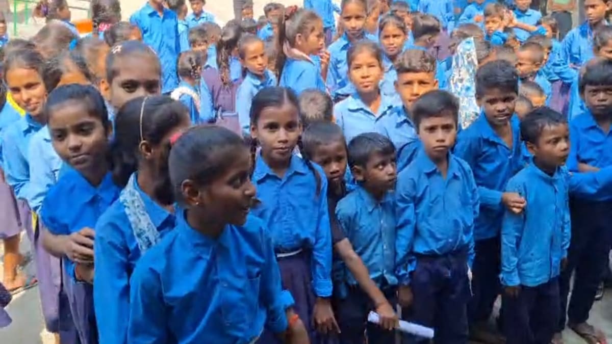 सिर्फ 5 कमरों में 723 बच्चों की पढ़ाई! भगवान भरोसे चल रहा सासाराम का यह स्कूल!