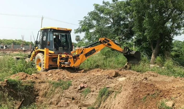 सीजेपी की मांग के बाद स्कूल ग्राउंड की बदहाली पर प्रशासन हरकत में, लीकेज ठीक करने का काम शुरू