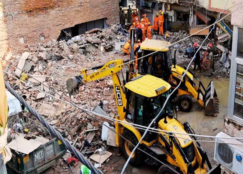 सत्य निकेतन हादसे के बाद MCD की ताबड़तोड़ कार्रवाई, 7 मकान सील, 24 ध्वस्त; 35 को नोटिस