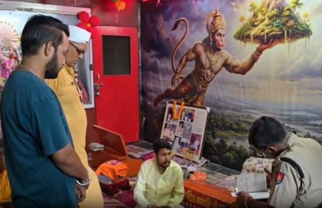 पुलिस थाने के पास हनुमान मंदिर में चोरी, दानपेटी तोड़कर 3 लाख रुपए ले उड़ा चोर; CCTV में कैद