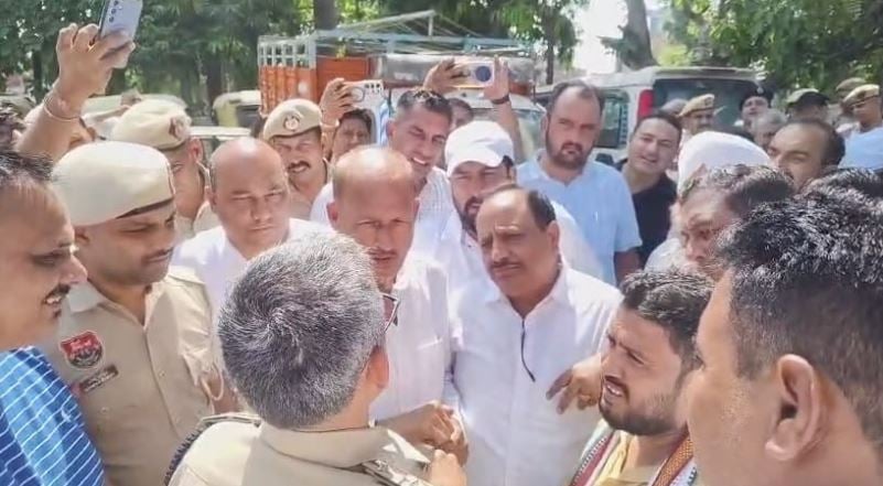 चेयरमैन चुनाव से ठीक पहले हरियाणा में रोके गए 18 पार्षद, राजस्थान कांग्रेस ने घेरा थाना; 5 घंटे बाद छोड़े जाने का दावा