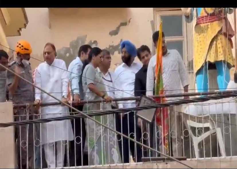 सत्य निकेतन हादसा: मौके पर पहुंचीं CM रेखा गुप्ता, बगल की जर्जर बिल्डिंग गिराने के निर्देश