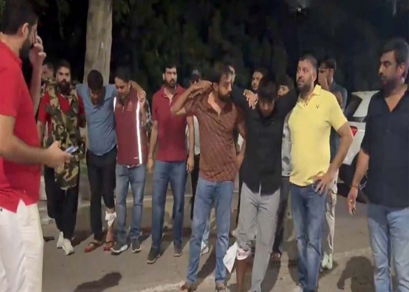 नरेला प्रॉपर्टी डीलर हत्याकांड में बड़ा खुलासा, पुलिस मुठभेड़ के बाद हिमांशु भाऊ गैंग के 3 शूटर गिरफ्तार
