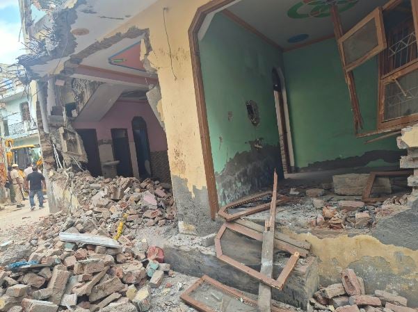 11 मुकदमों वाले अपराधी के अवैध मकान पर चला बुलडोजर, गुरुग्राम पुलिस की सख्त कार्रवाई