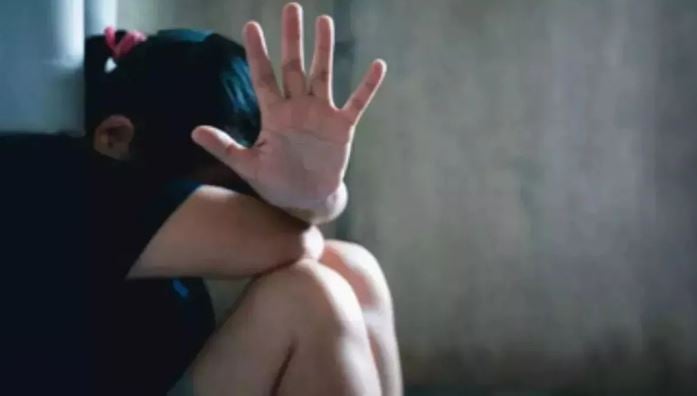 कलयुगी बाप की घिनौनी करतूत: 17 साल की बेटी से की अश्लील बात, केस दर्ज