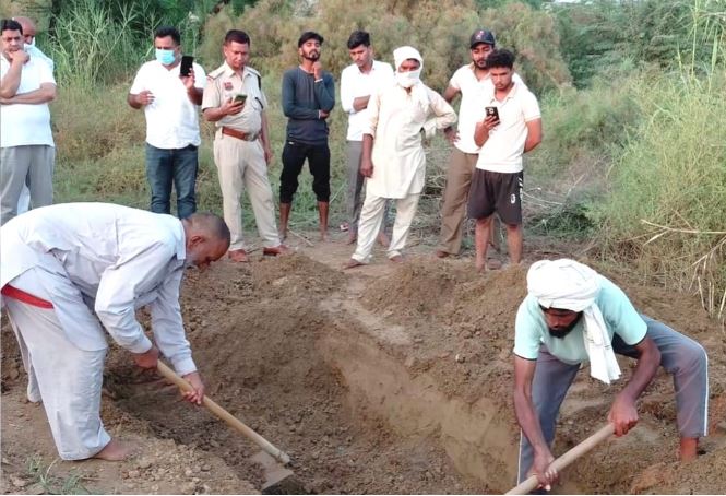 हरियाणवी गायक कर्मवीर फौजी की बढ़ी मुश्किलें, बेटी के साथ गन टांगना पड़ा भारी; हथियार जब्त, लाइसेंस कैंसिल की सिफारिश