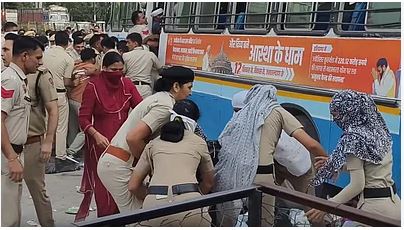 सफाई कर्मचारियों की हड़ताल के बीच आधी रात पुलिस का बड़ा एक्शन, लाठीचार्ज कर घसीटते हुए बसों में भरा