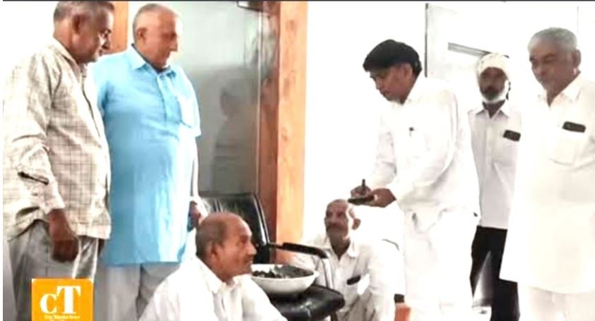अनोखा विरोध प्रदर्शन : अधिकारी नहीं मिले तो खाली कुर्सी की उतारी आरती; थाली में रखे घटिया सड़क के टुकड़े