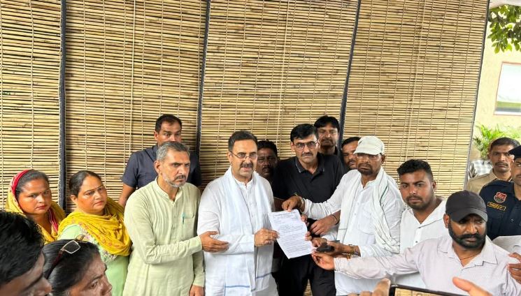 सफाई और अग्निशमन कर्मियों ने विधानसभा अध्यक्ष हरविंद्र कल्याण को सौंपा ज्ञापन