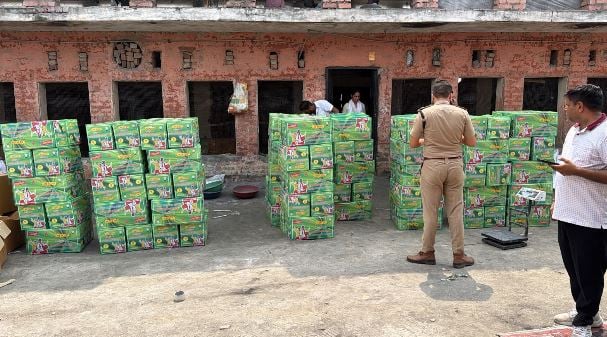 दिवाली से पहले करनाल में अवैध पटाखा बनाने का खुलासा, पोल्ट्री फार्म से विस्फोटक सामान बरामद