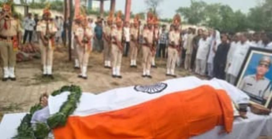 नियति का क्रूर खेल: पिता के निधन के ठीक 7 दिन बाद BSF सब-इंस्पेक्टर बेटे ने भी तोड़ा दम, रो पड़ा पूरा गांव