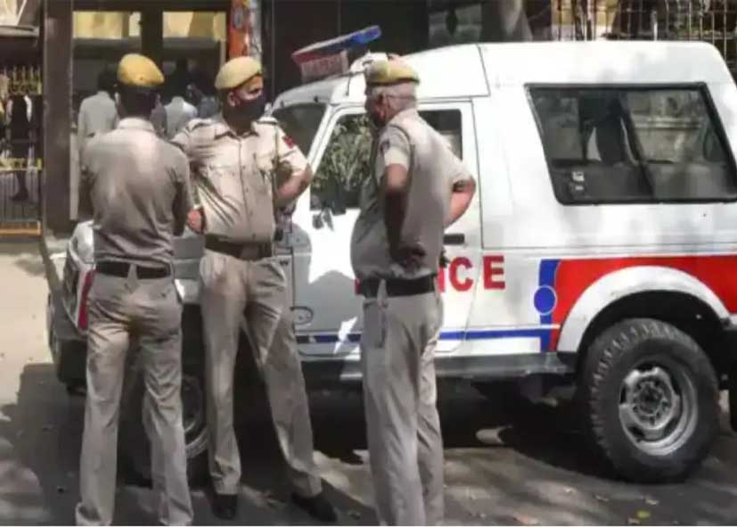 दिल्ली के प्रिंस होटल में खौफनाक वारदात, प्रेमिका की हत्या के बाद प्रेमी ने खाया जहर, हालत गंभीर