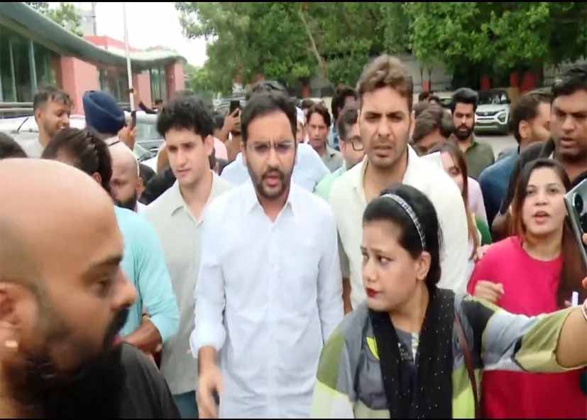 निशु आजाद के समर्थन में CJP का प्रदर्शन, संसद मार्ग थाने पहुंचे सौरव दास-आशुतोष और चंद्रशेखर आजाद