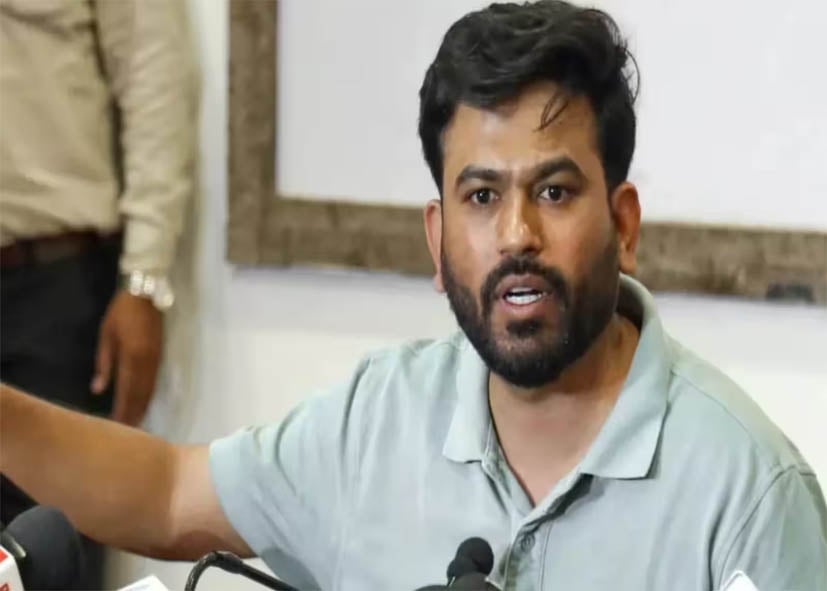 फेसबुक-इंस्टा बैन के सवाल पर भड़के अभिजीत दीपके, बोले- ‘जेन अल्फा को चुप कराने की कोशिश’