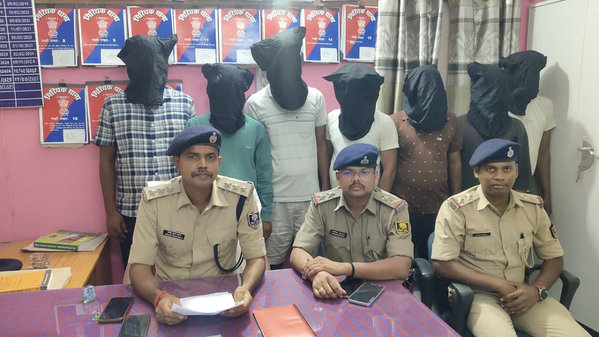 नालंदा में साइबर ठग गिरोह का पर्दाफाश, तीन सगे भाइयों समेत 7 गिरफ्तार, 2.28 लाख कैश बरामद
