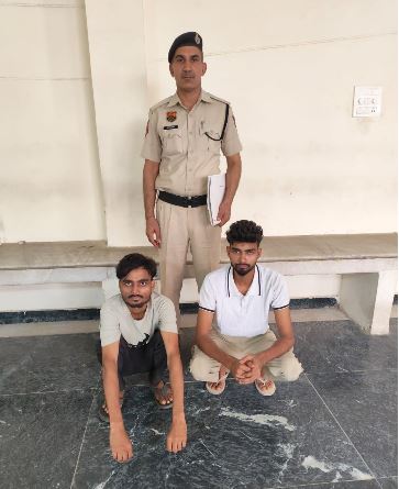 शटर के ताले काटकर मोबाइल चुराने वाले दो चोर गिरफ्तार, कटर और 5 फोन बरामद