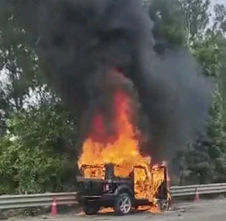 एडवोकेट की नई THAR हाईवे पर बनी आग का गोला, 700 KM ही चली थी गाड़ी; आग का VIDEO आया सामने