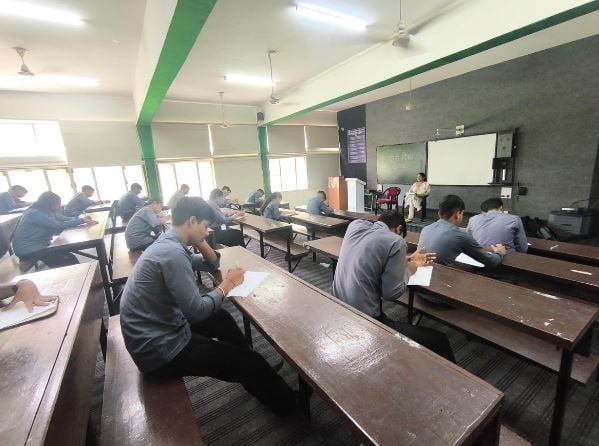 हिंदी दिवस पर राजकीय बहुतकनीकी संस्थान में हिंदी ज्ञान प्रतियोगिता का आयोजन