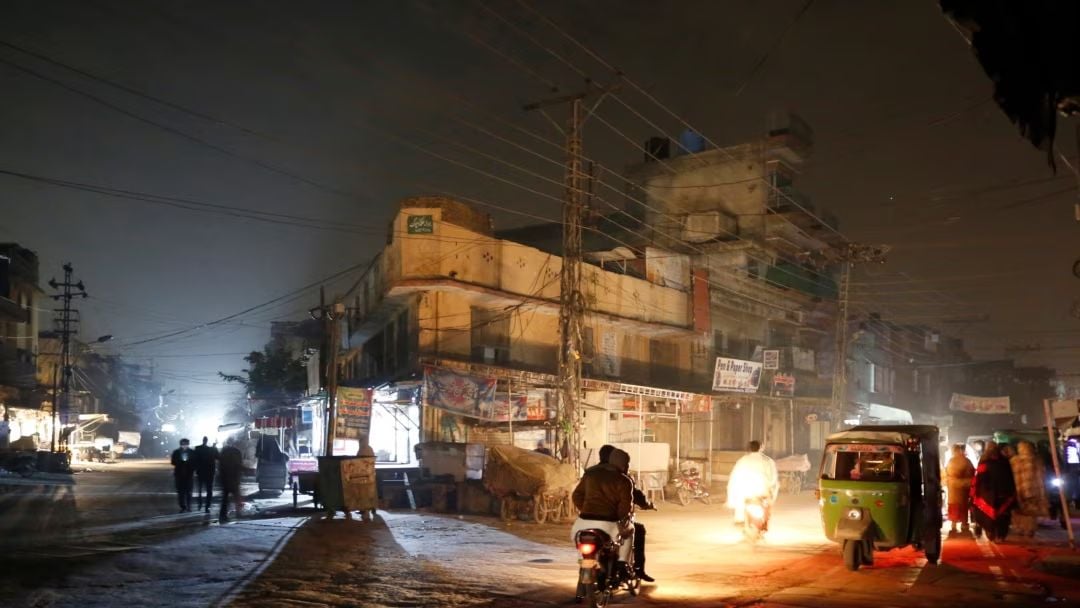 अंधेरे में डूबा पाकिस्तान…देश में भीषण ऊर्जा संकट : बाजारों की टाइमिंग से लेकर शादियों के मेन्यू पर लगी पाबंदी