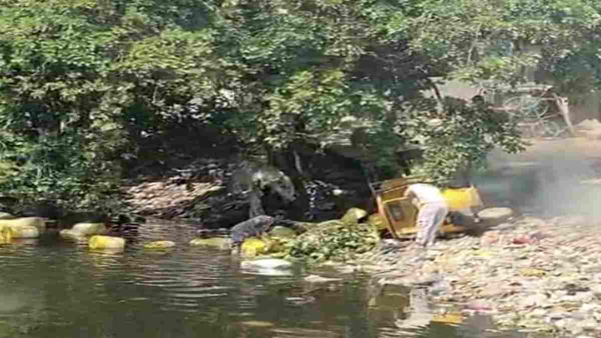 बड़ा हादसा टला: नाले में पलटा पानी के केन से लदा ऑटो, जर्जर पुल बना लोगों के लिए मुसीबत