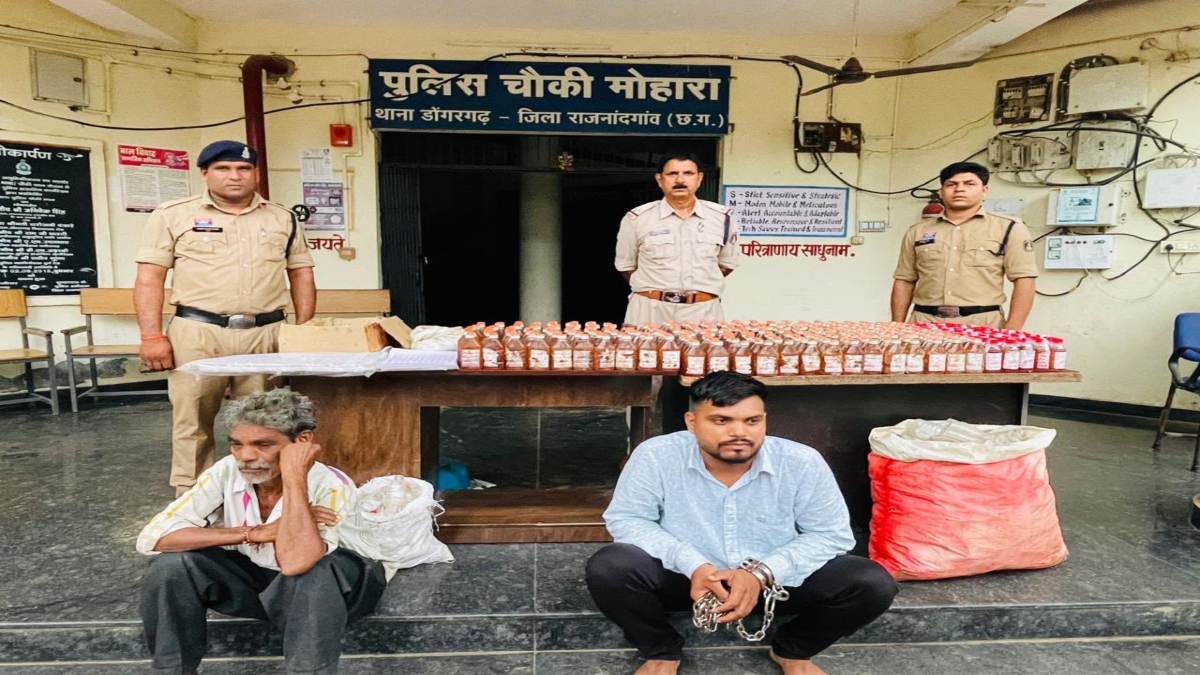 खेत में बने मोटर रूम में पुलिस का छापा: शराब के साथ पैकिंग सामग्री का जखीरा बरामद, दो आरोपी भी गिरफ्तार