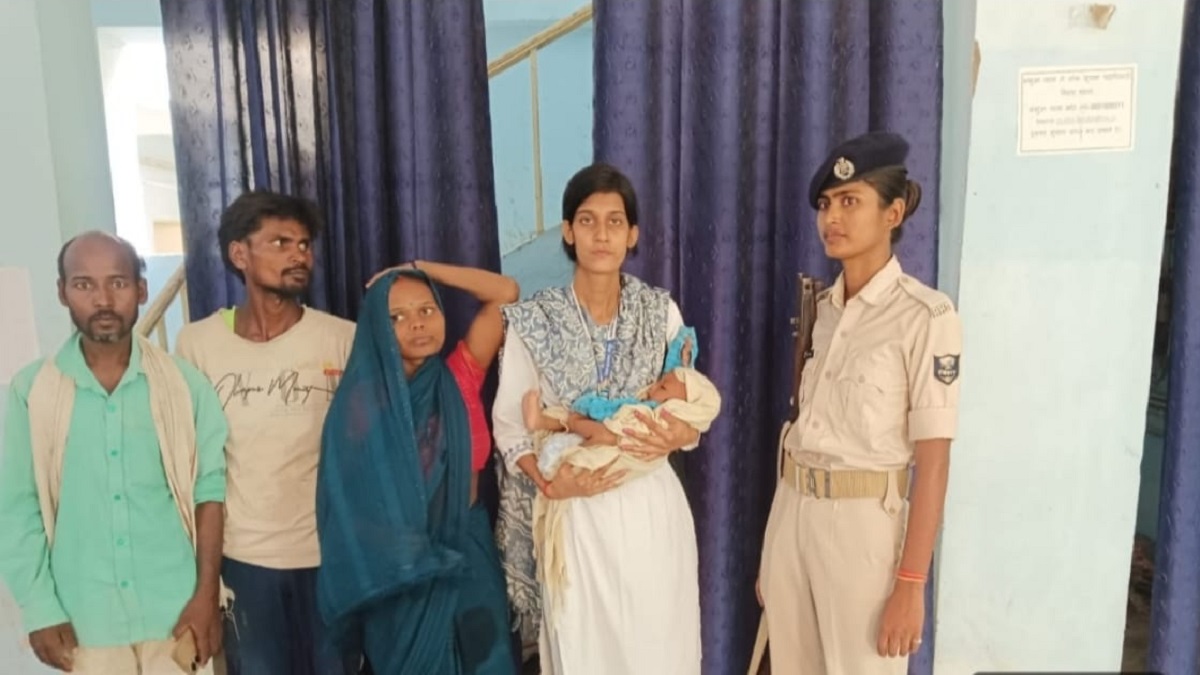 कैमूर: झाड़ियों में लावारिस मिली 7 माह की मासूम, ग्रामीण महिला की सूझबूझ से बची जान