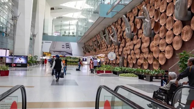 दिल्ली एयरपोर्ट पर बड़ी सुरक्षा चूक: इमिग्रेशन क्लीयरेंस के बिना उड़ गए 3 इटैलियन यात्री, एअर इंडिया को नोटिस