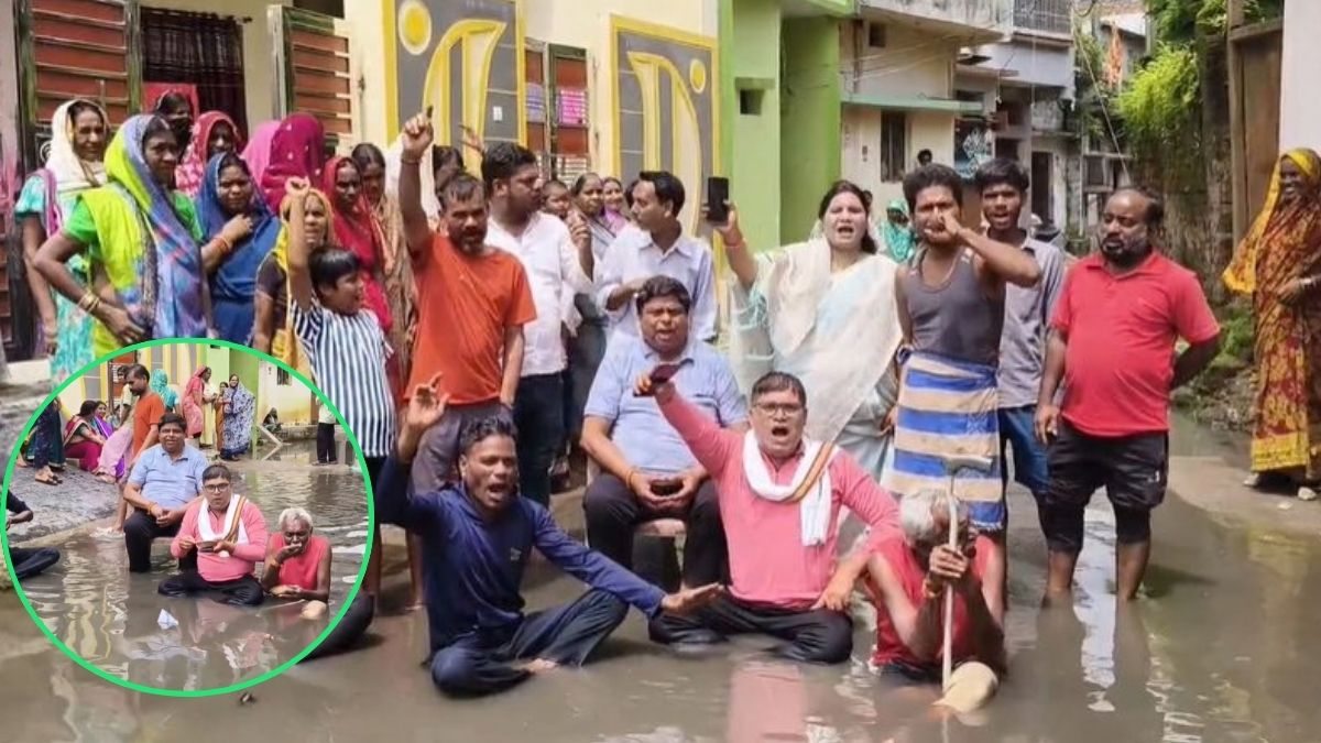 अनोखा प्रदर्शन: नाली के गंदे पानी में बैठकर लोगों ने किया नाश्ता और स्नान, लिखित आश्वासन के बाद चक्काजाम समाप्त, देखें वीडियो