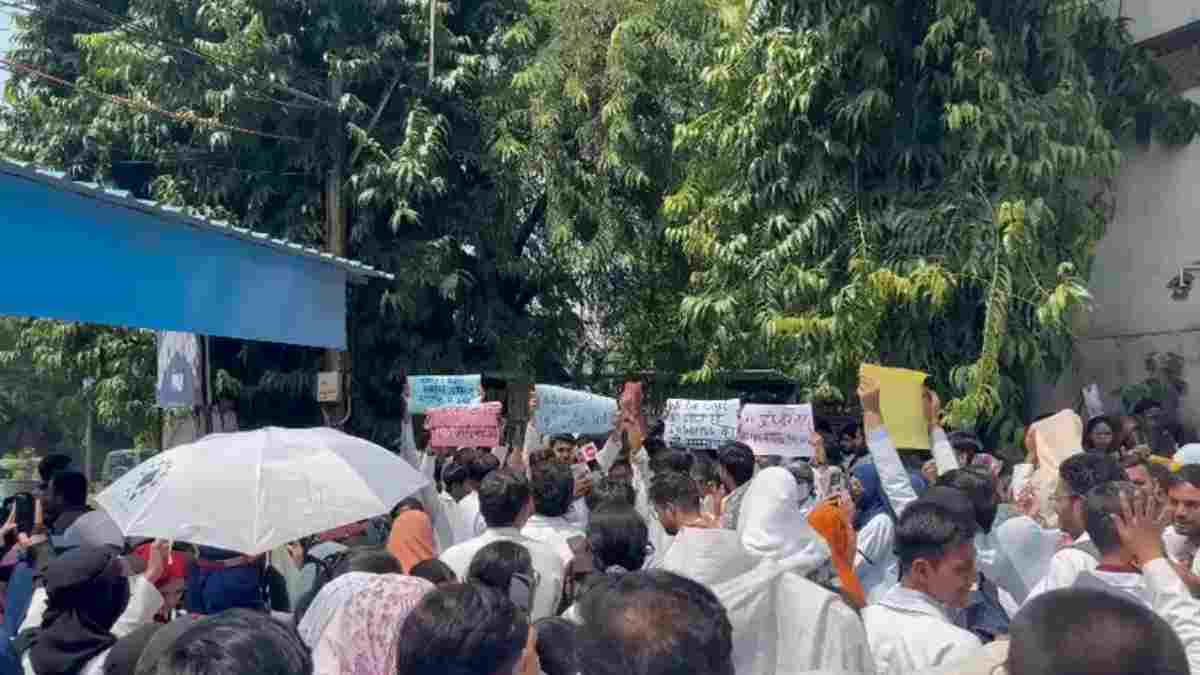 MBBS के बाद अब आयुष इंटर्न ने उठाई स्टाइपेंड बढ़ाने की मांग, कलेक्टर को सौंपा आवेदन